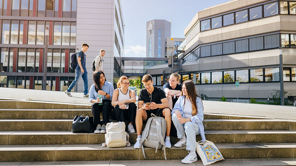 Studierende auf der Treppe an der Uni Paderborn