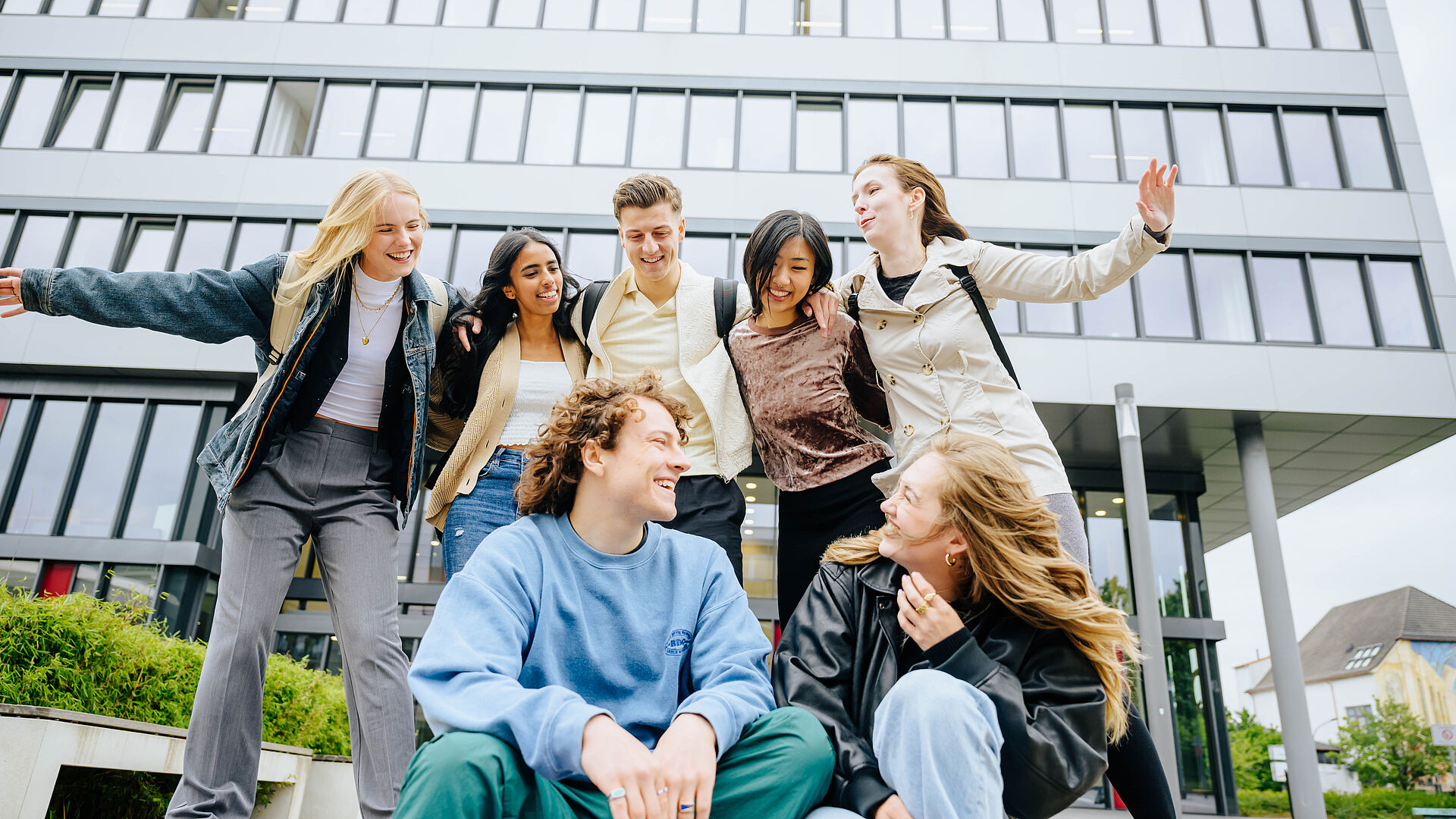 Gruppe von Studierenden vor dem Q-Gebäude.