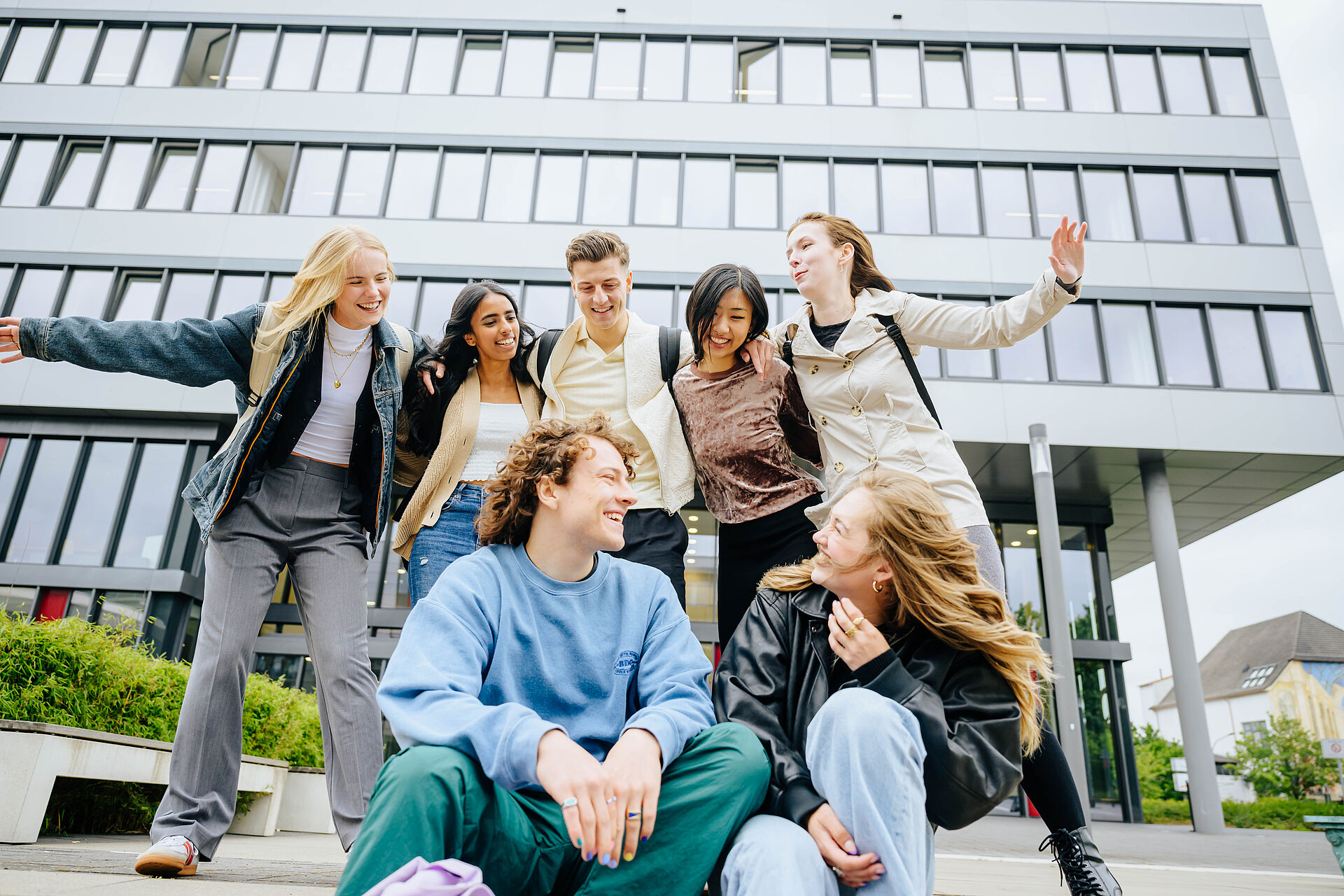 Gruppe von Studierenden vor dem Q-Gebäude.