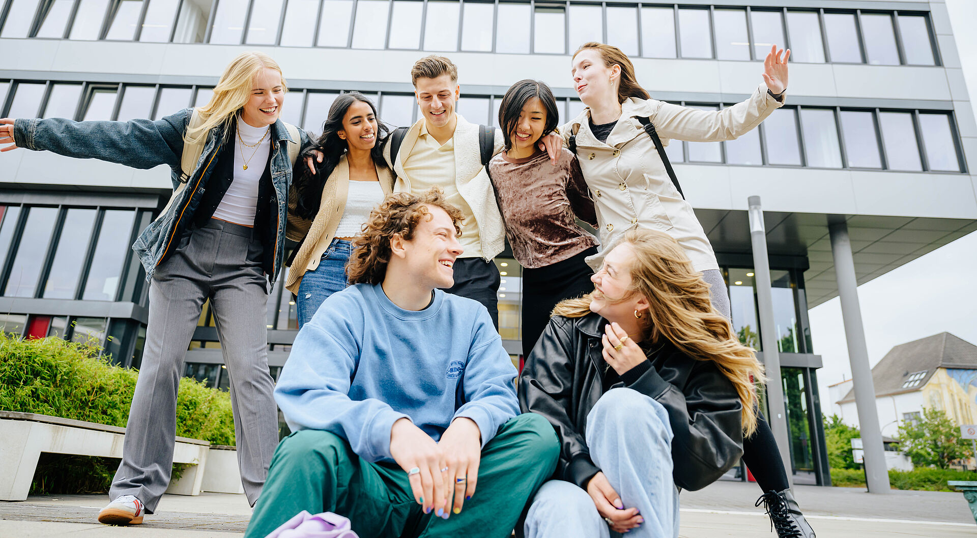 Gruppe von Studierenden vor dem Q-Gebäude.